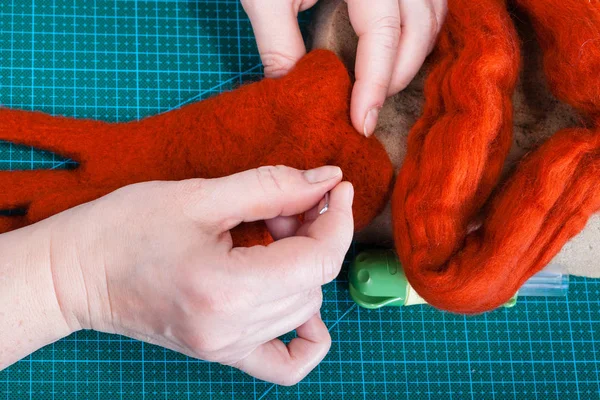 Master Class Repair Fleece Handske Using Needle Felting Process Ovanifrån — Stockfoto