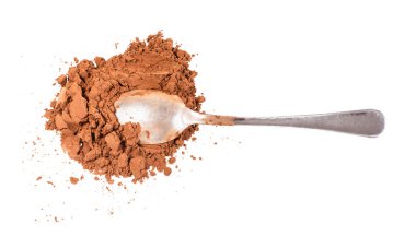 kaşık zemin keçiboynuzu tozu beyaz arka plan üzerinde izole yığın üstten görünüm