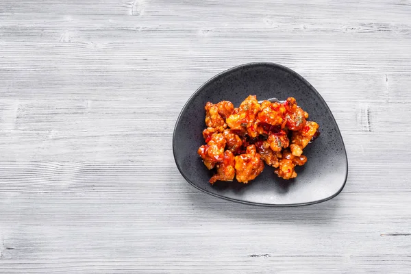 Kkanpunggi의 Copyspace 테이블에 접시에 달콤한 소스에 야채와 닭고기 — 스톡 사진