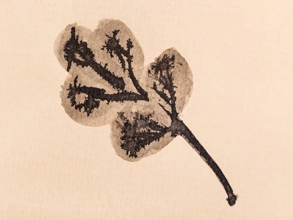 Sumi Suibuguga 风格的训练绘画 在黄色纸上用黑色水彩画手绘的橡树叶 — 图库照片