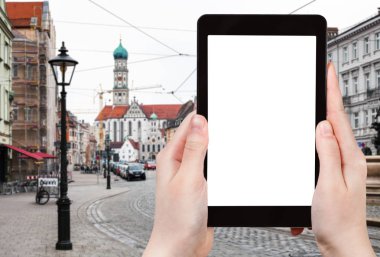 seyahat kavramı - Maximilian fotoğraflarını turist ve Basilica Ss Ulrich ve St Afra smartphone ile boş kesme perde reklam için boş yer ile Almanya'da Augsburg şehre görünümü