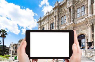 seyahat konsepti - Türkiye 'nin İstanbul kentindeki Dolmabahce Sarayı' nın turistik fotoğrafları akıllı telefondan ve boş ekran ile reklam için boş yer