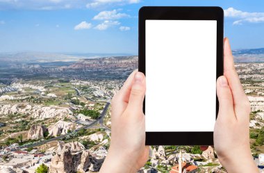 seyahat konsepti - Türkiye 'nin Kapadokya' nın Nevsehir ilindeki vadideki Uchisar köyünün turistik fotoğrafları ve yollar, kapadokya 'daki akıllı telefondan, reklam için boş bir alanla birlikte.