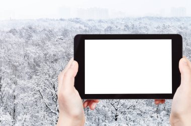 kavram - kış karla kaplı şehir parkında Moscow city hava görünümünü Smartphone ile boş kesme perde reklam için boş yer ile fotoğraflarını turizm seyahat