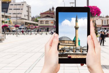 seyahat konsepti - Konya 'da Muze Alani Meydanı' ndaki Celal ad-Din Muhammad Rumi (Mevlana) ve Derviş Locası 'nın (Tekke) turist fotoğrafları