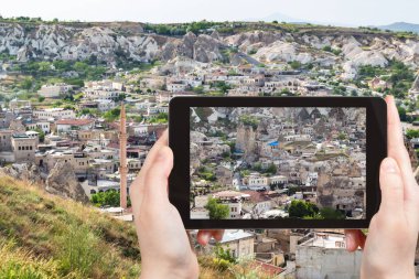 seyahat konsepti - Kapadokya 'nın Goreme ilçesindeki çeşitli apartman evlerinin turistik fotoğrafları