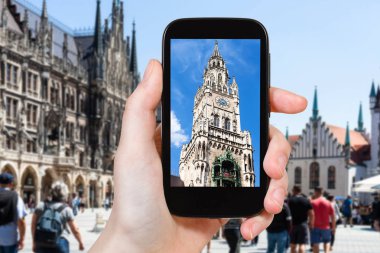 seyahat konsepti - Münih 'te Marienplatz' daki New City Hall (Neues Rathaus) kulesinin turistik fotoğrafları
