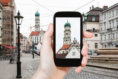 seyahat konsepti - Almanya 'nın Augsburg kentindeki St. Ulrich ve St Afra Kilisesinin akıllı telefondaki turist fotoğrafları