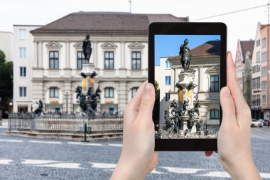 seyahat konsepti - Almanya 'nın Augsburg kentindeki Rathausplatz Meydanı' ndaki Augustusbrunnen (Augustus) çeşmesinin turistik fotoğrafları