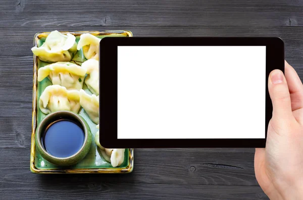 旅行のコンセプト 3つの充填と餃子の中国料理の観光写真 広告のための空白の場所とスマートフォンのプレート上に空の切り抜き画面 — ストック写真