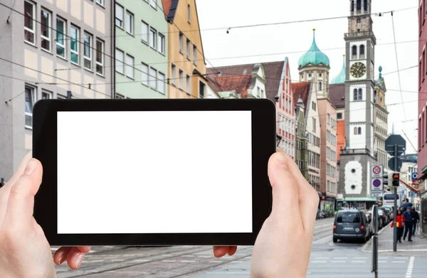 旅游概念 卡洛琳大街的旅游照片和德国奥格斯堡的Perlachturm塔和市政厅的景观 智能手机上有空白的截图屏幕 可用于广告 — 图库照片