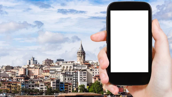 旅行のコンセプト 旅行者のための写真ガラタ地区 カラコイ トルコのイスタンブール市の塔のある地区広告のための空白の場所とスマートフォンの空の切り抜き画面 — ストック写真