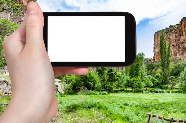 旅游概念 土耳其春天在喀巴多西亚Aksaray省Ihlara山谷绿色草地的旅游照片 用智能手机 带有空白的截图屏幕 用于广告 — 图库照片