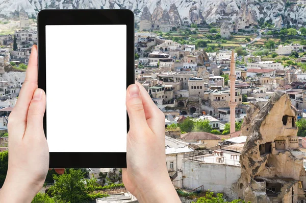 旅行概念 土耳其卡帕多西亚Goreme镇天际线上的游客照片 用智能手机 带有空白截图屏幕 可用于广告 — 图库照片