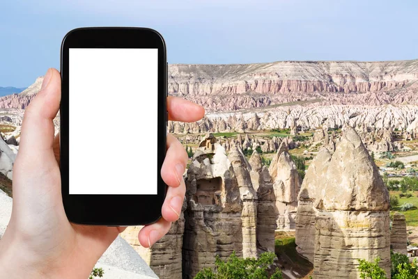 旅行概念 土耳其卡帕多西亚州公园山谷童话烟囱岩石的旅游照片在智能手机上与空的剪裁屏幕与空白的地方做广告 — 图库照片