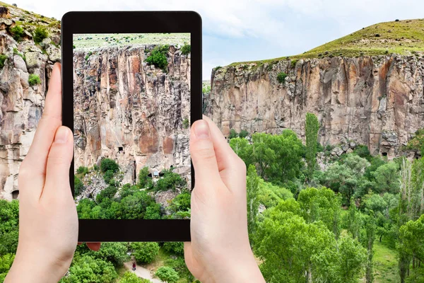 Travel Concept Tourist Photographs Gorge Ihlara Valley Aksaray Province Cappadocia — Stock Photo, Image