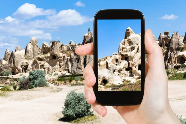 Resor Koncept Turist Fotografier Klippta Gamla Grotta Kapell Nära Goreme — Stockfoto