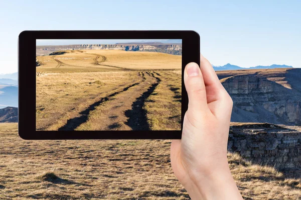 旅游概念 9月9日上午在俄罗斯北高加索地区 用智能手机拍摄的贝尔迈特山顶肮脏道路的旅游照片 — 图库照片