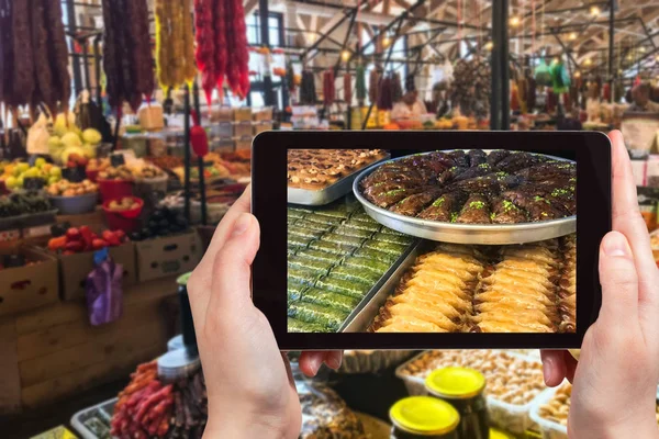 Concetto Viaggio Fotografie Dei Visitatori Prodotti Locali Nel Mercato Cittadino — Foto Stock