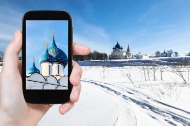 seyahat konsepti - Kremlin 'in Bakire İsa' nın Doğumu Katedrali (Theotoko 'nun doğuşu) ile turist fotoğrafları Rusya' nın Suzdal kasabasında kış aylarında akıllı telefonda