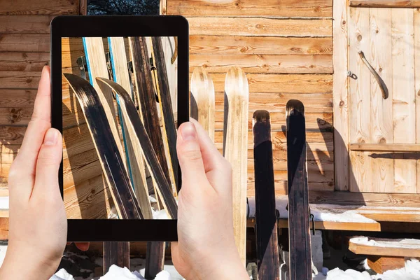 Reisconcept Toeristische Foto Van Brede Jacht Ski Buurt Van Muur — Stockfoto