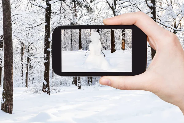 Travel Concept Tourist Photographs Snowman Snowy Meadow Winter Morning Smartphone — Stock Photo, Image