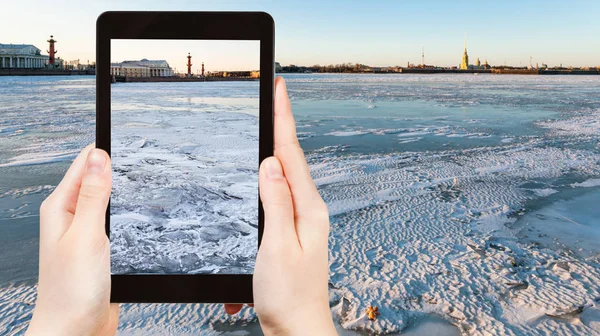 Resa Koncept Turist Fotografier Frusna Floden Neva Och Spotta Vasilyevsky — Stockfoto