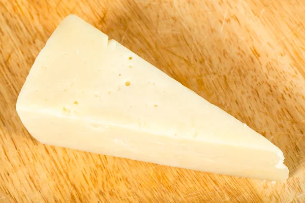 Kesme tahtası üzerinde Pecorino Romano peynir görünümü — Stok fotoğraf