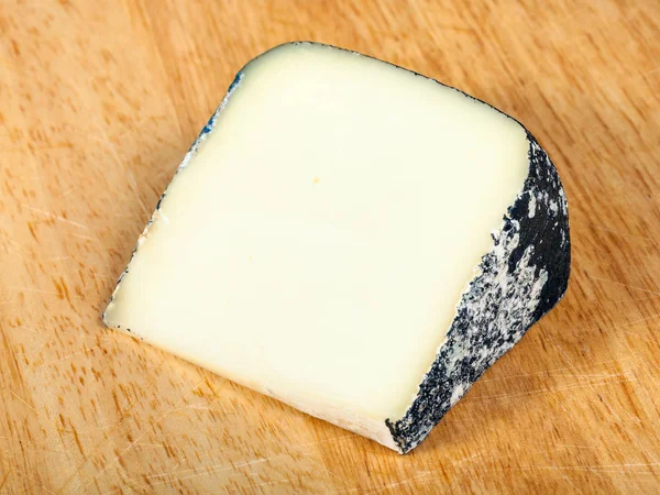 Italiano Perla Nera queijo de ovelha na tábua de corte — Fotografia de Stock
