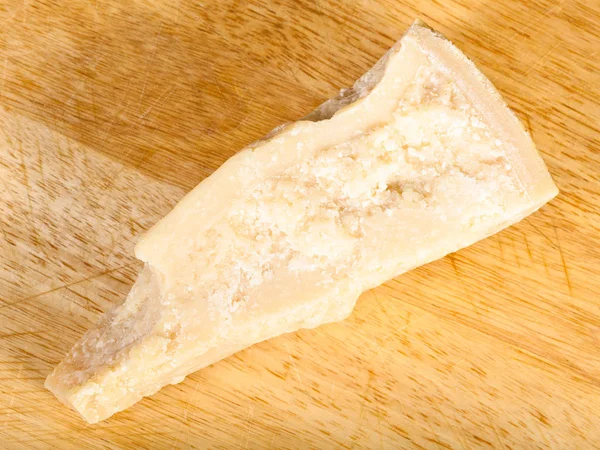 Vista superior de queijo Parmigiano Reggiano a bordo — Fotografia de Stock