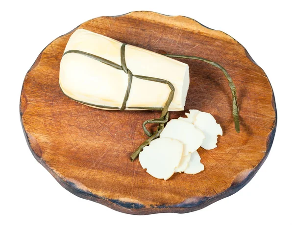 ボード上の分離プローヴォラ Affumicata チーズをスライス — ストック写真