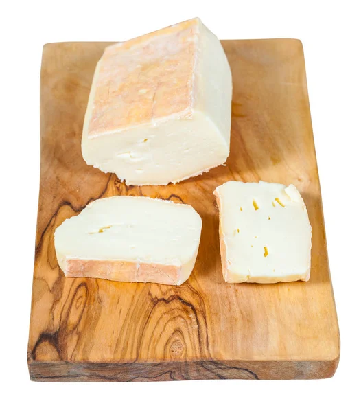 ボード上の孤立したイタリアのタレッジョ チーズをスライス — ストック写真