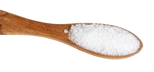 Houten zout lepel met korrelige steenzout close-up — Stockfoto