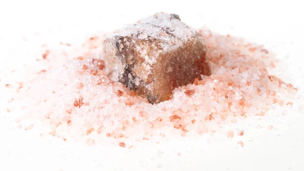 Drsné minerální halitu v růžové himálajské soli — Stock fotografie