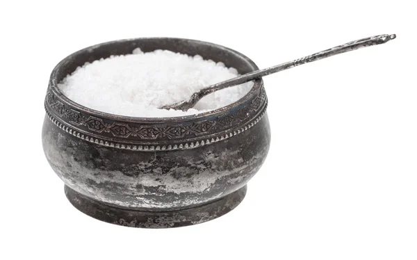 Bodega de sal de plata con cuchara con sal de roca — Foto de Stock