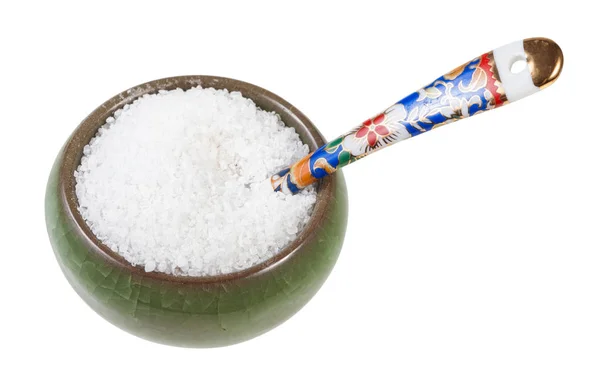 Bodega de sal de cerámica con cuchara con sal de roca — Foto de Stock