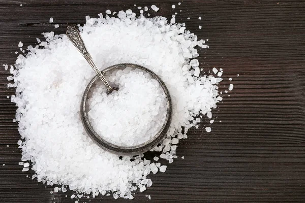 トップ ビュー テーブルに粗海塩と塩セラー — ストック写真