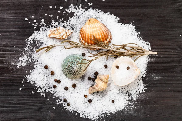 Вид сверху раковин, морская соль, перец на столе — стоковое фото
