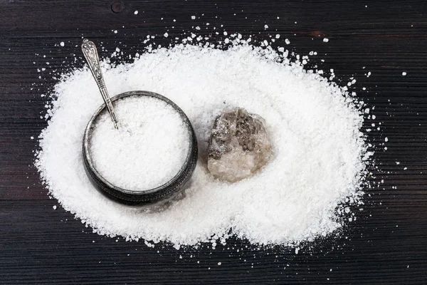 Top view of silver salt cellar and rough Halite — Stock Photo, Image