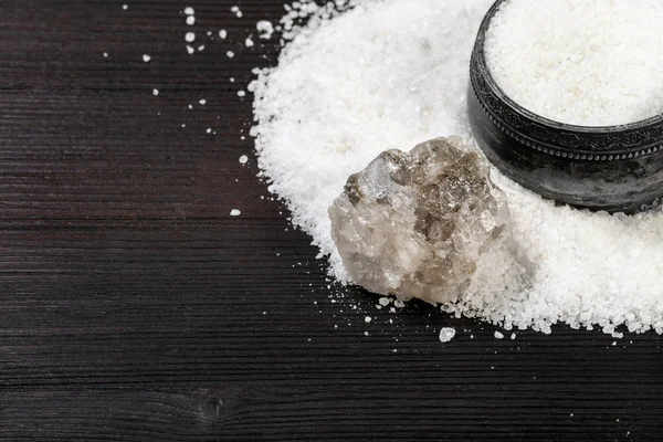 Bodega de sal de plata y Halite áspera en la mesa —  Fotos de Stock