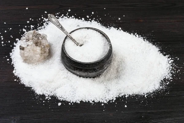 Вінтажний срібний соляний льох і сирий халіт на столі — стокове фото
