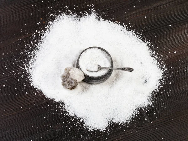 Bovenaanzicht van zilveren zout kelder en ruwe Haliet — Stockfoto