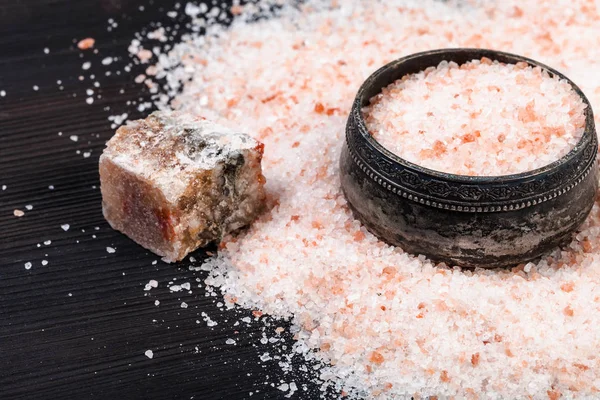 Соляной погреб и грубая гималайская соль на столе — стоковое фото