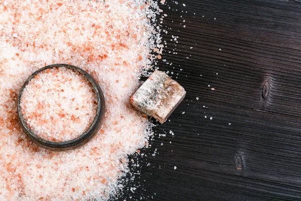Bovenaanzicht van zout kelder en roze zout op tafel — Stockfoto