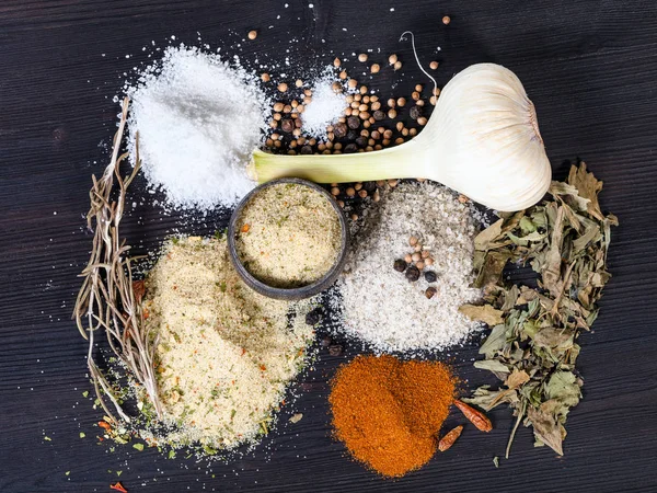 Vista de Sais Temperados com ingredientes na mesa — Fotografia de Stock