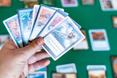 oyuncu Magic The Gathering oyununda kart tutun