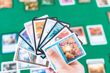 oyuncu Magic The Gathering oynarken kartları tutun
