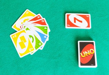 yeşil baize tablo üzerinde Uno kart oyunu gameboard