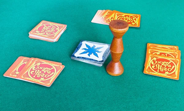 Элементы джунглей скорость настольной игры на зеленом столе — стоковое фото