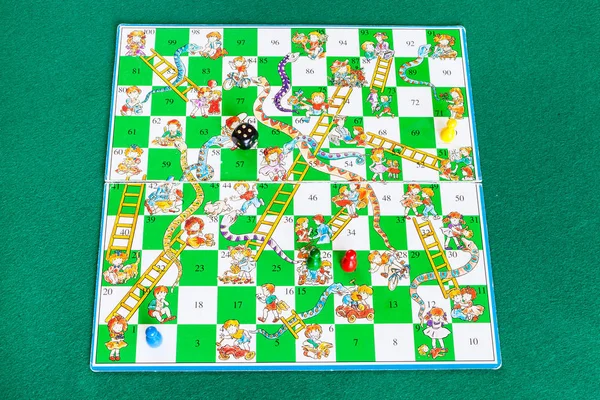 Gameboard de Snakes and Ladders jogo de tabuleiro — Fotografia de Stock